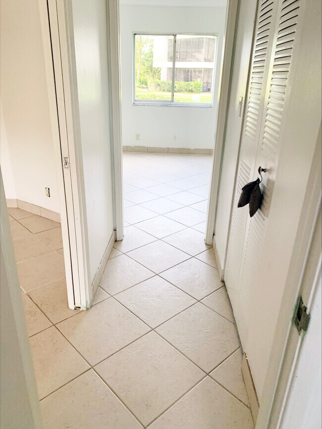 Building Photo - 508 Gardens Dr