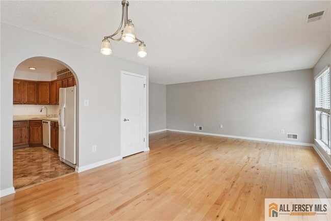 Building Photo - 37 Kingston Run