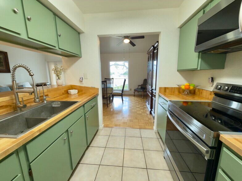 Fully stocked kitchen - 2901 Central Blvd