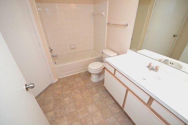 Building Photo - Beautiful 1/1 in Villas Del Sol ~ Gated Comm w/ Resort-Style Amenities!