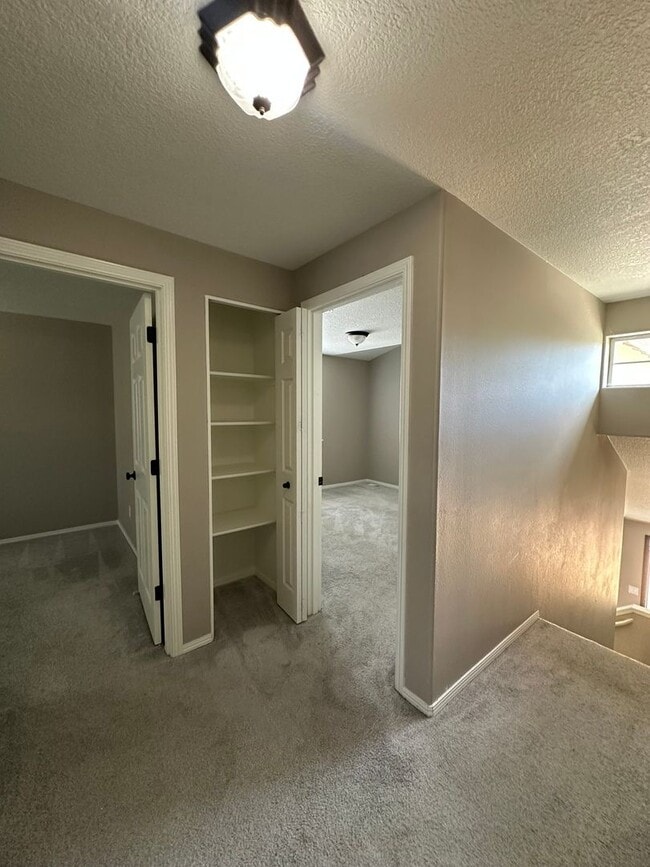 Building Photo - 4 bedroom, 2288sf home. Close to Nike, Int...