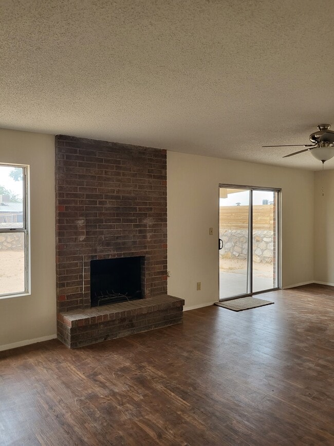 Building Photo - 3453 Hollyglen St