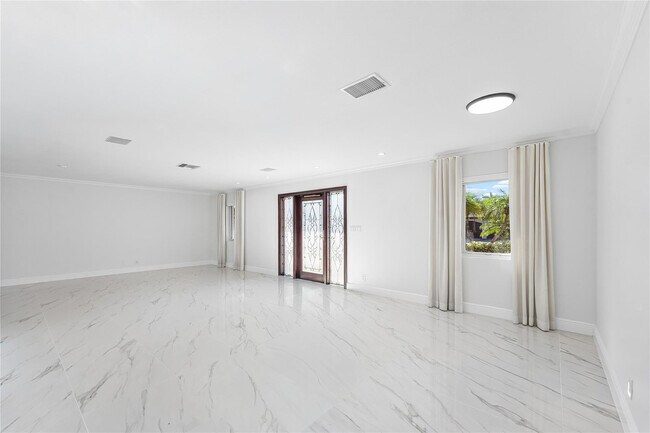 Building Photo - 2443 NE 26th St