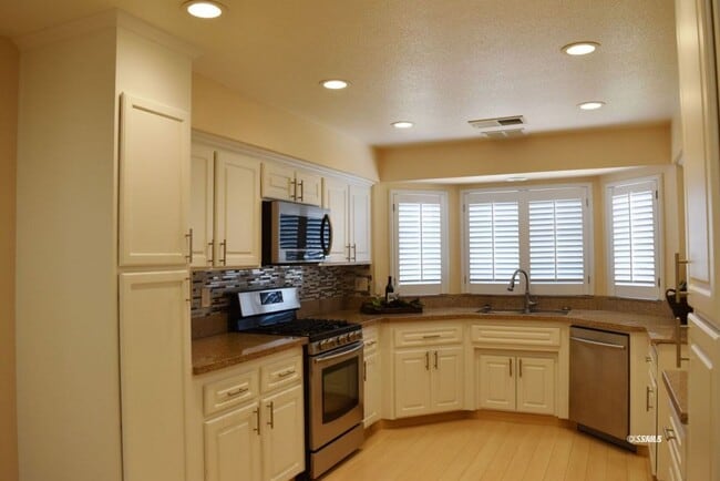 Building Photo - 4 bed 3 bath