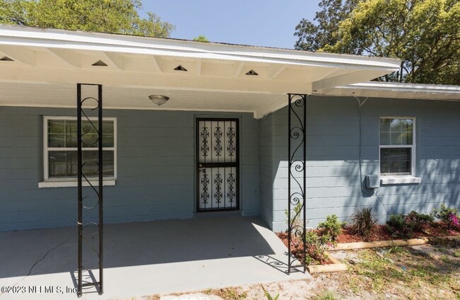 Building Photo - 2513 Spirea St
