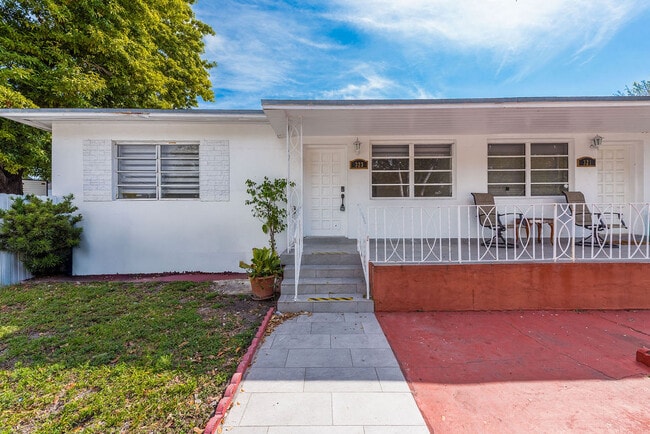 Building Photo - 323 NW 21st Ave