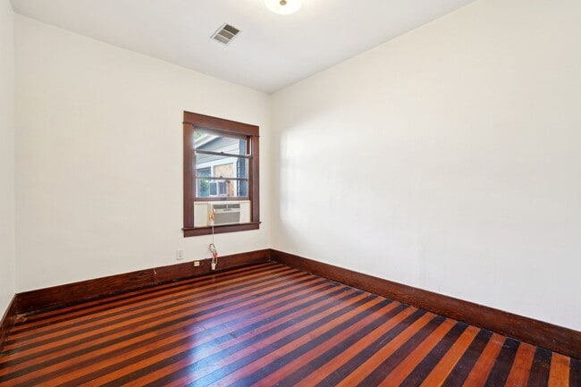 Building Photo - 1044 Manzanita St