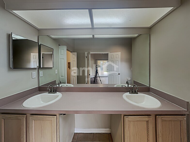 Building Photo - 1416 Wakefield Dr
