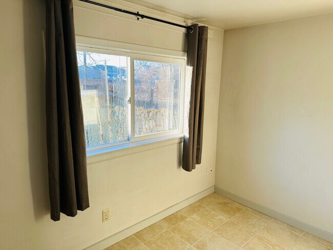 Building Photo - 720 1/2 S. 32nd St.