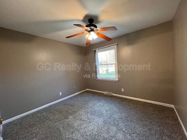 Building Photo - 7 Simpson St