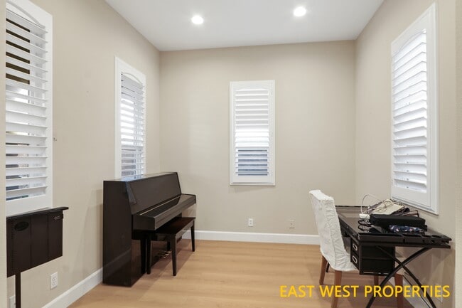 Building Photo - 27 Hathaway