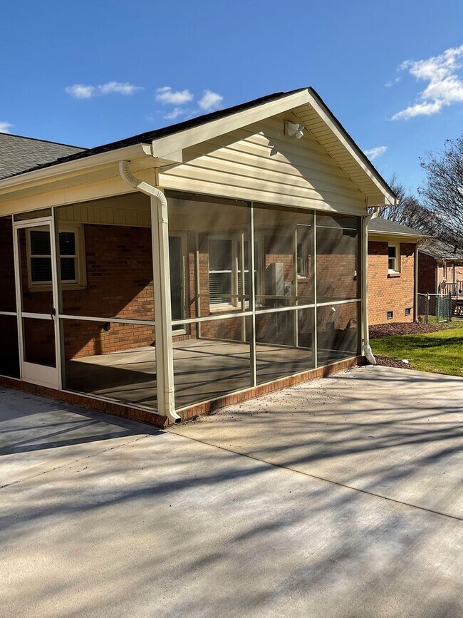 Building Photo - 1960 Brownstone Ct
