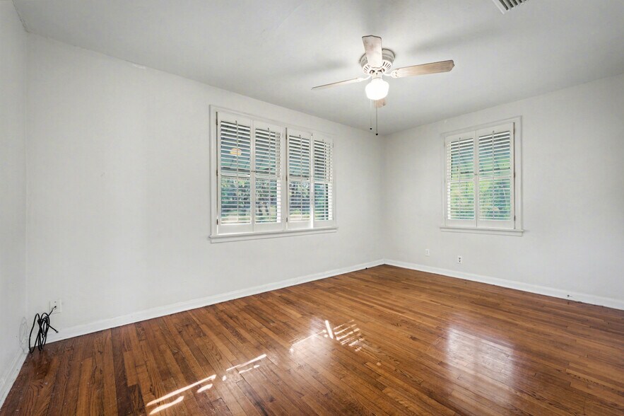 Building Photo - 2652 Merwyn Rd