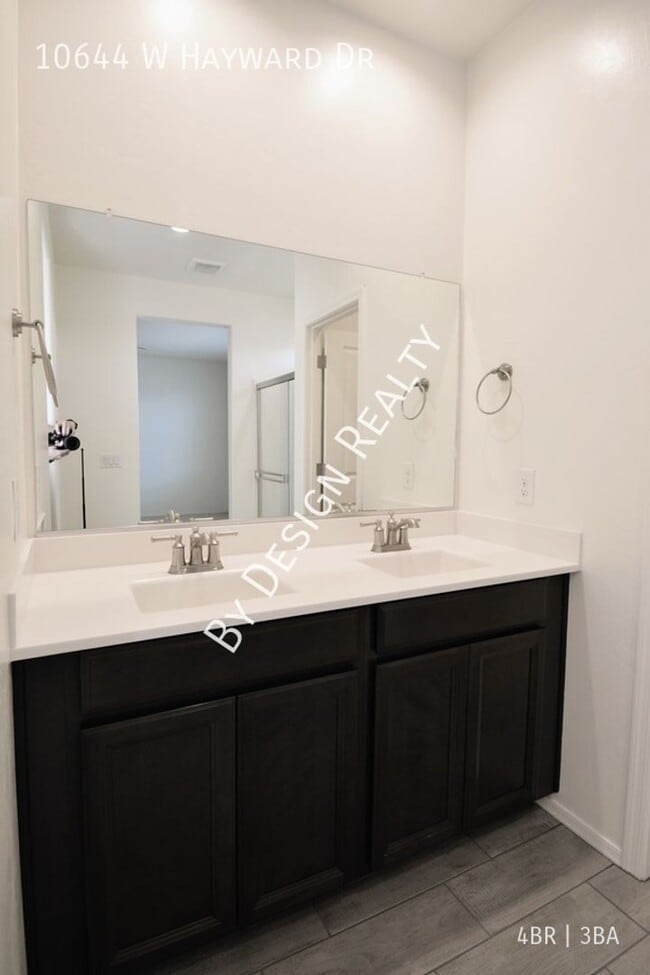 Building Photo - Like-New 4BR/3BA Corner Lot Home in Gladde...