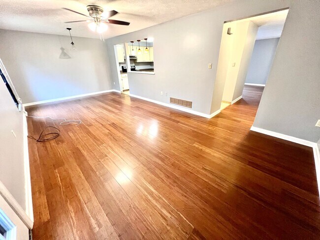 Building Photo - Sewickley Heights - Gorgeous Townhouse - 3...