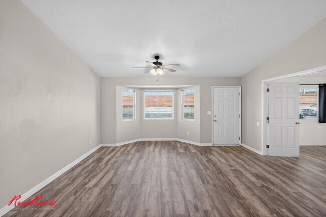 Building Photo - Conveniently Located 3 Bedroom Townhome