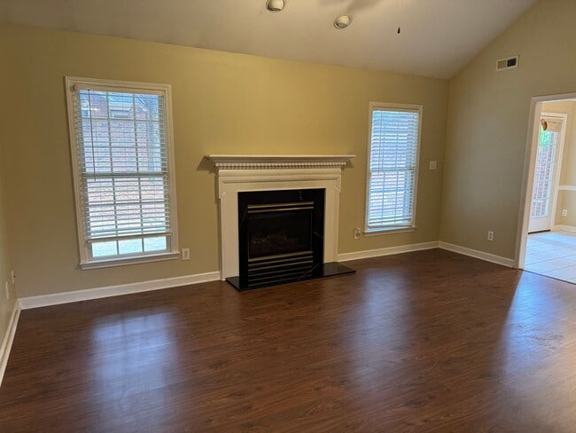 Building Photo - AVAILABLE TO SHOW!!!