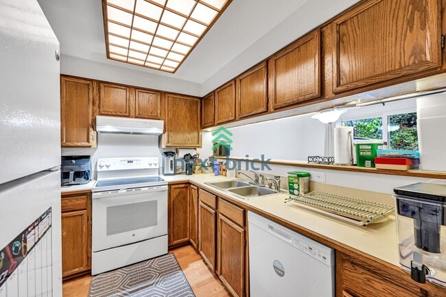 Building Photo - 3 BED & 1.5 BATH FOR RENT