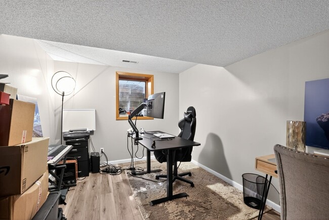 Building Photo - 1710 Shadyview Ln N