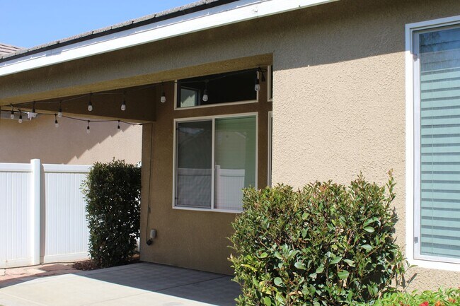 Building Photo - Northwest Bakersfield Home in the Village Green Community For Rent