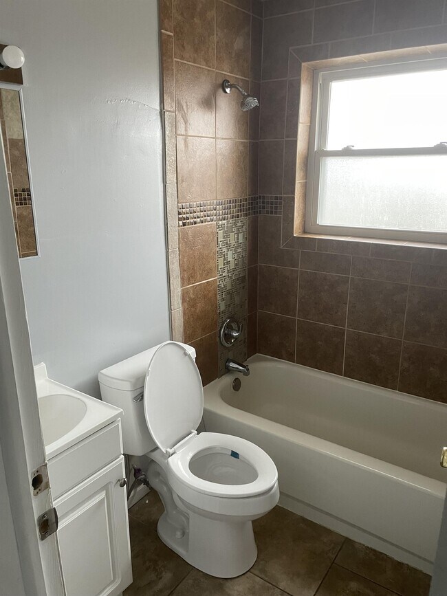 Building Photo - 1303 Chardon Ct