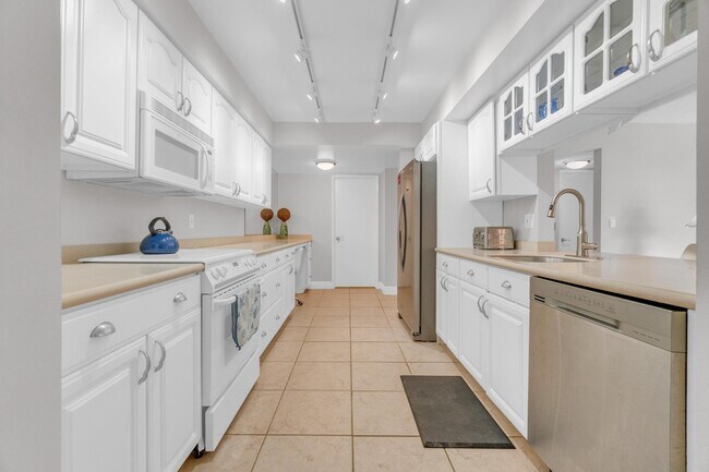 Building Photo - 2255 Lindell Blvd