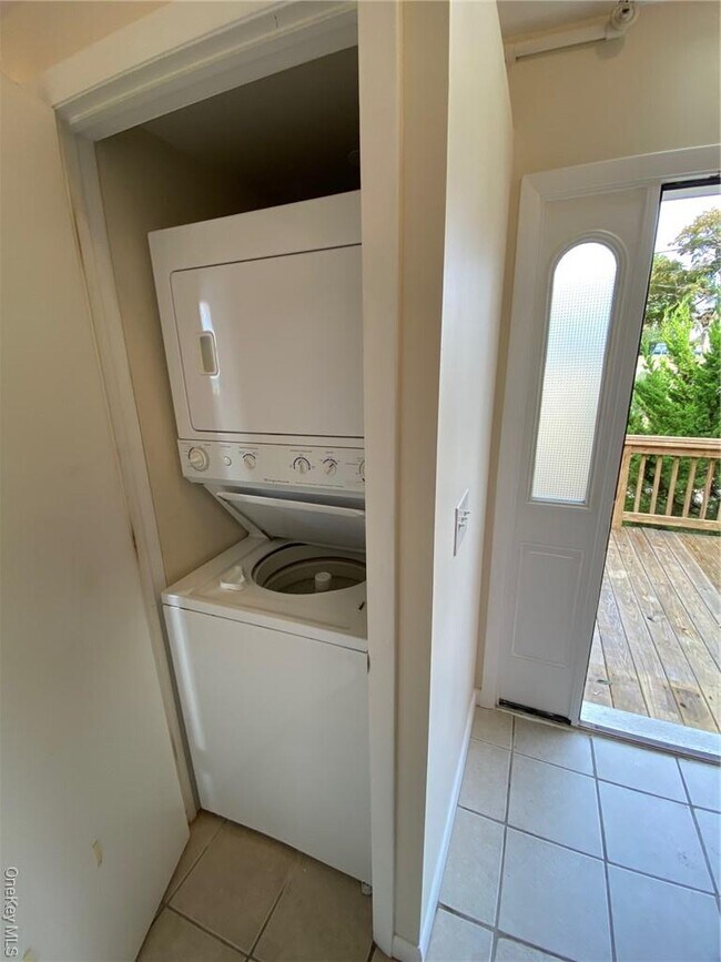 Building Photo - 49 Croton Point Ave