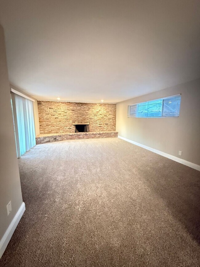 Building Photo - Spacious 3/1 in Arden Manor