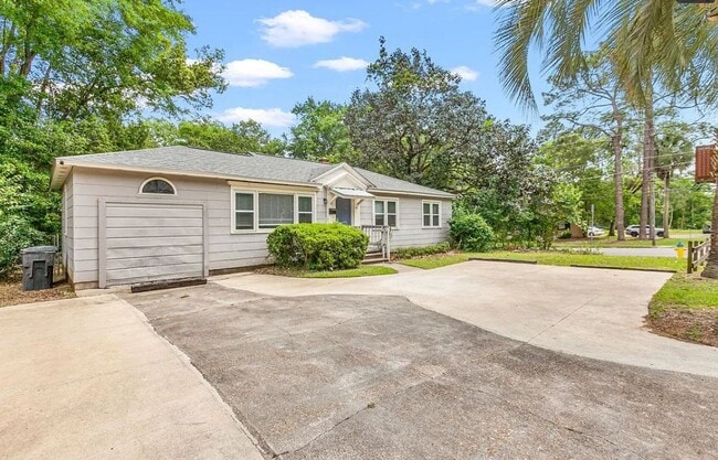 Building Photo - 4 bedroom 2 bath house fully renovated, Available August 2026!