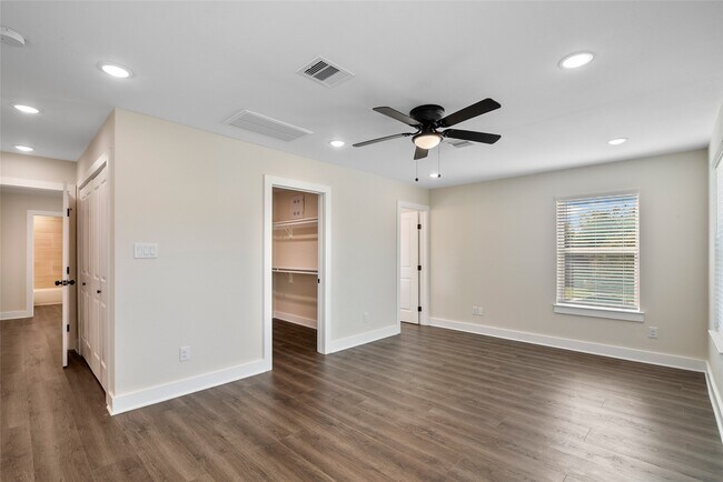 Building Photo - 1206 S Victory Dr