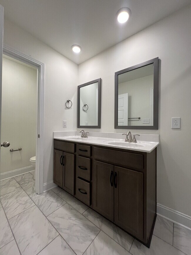 Building Photo - 811 Lillian Grace Dr