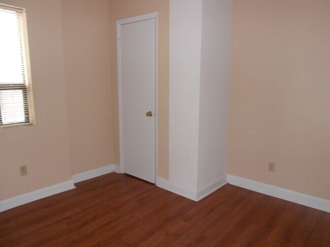 Building Photo - Cozy 2 Bedroom Apartment - Walk to UGA Cam...