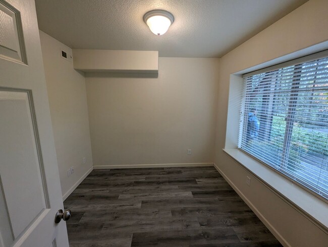 Building Photo - Minutes from Nike and One Week Free! 2 Bed...