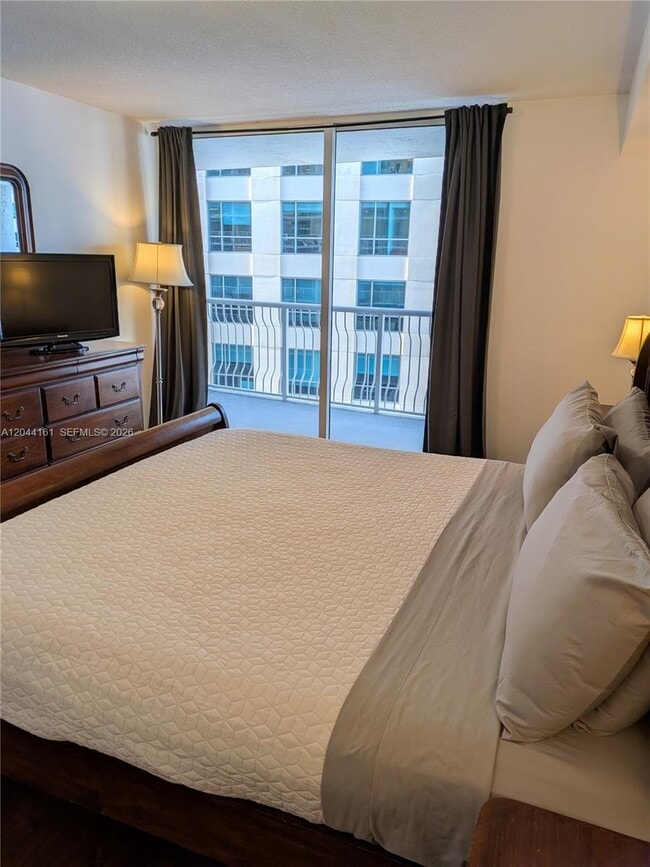 Building Photo - 1200 Brickell Bay Dr