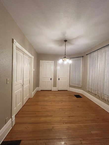 Building Photo - 231 S Prairie Ave