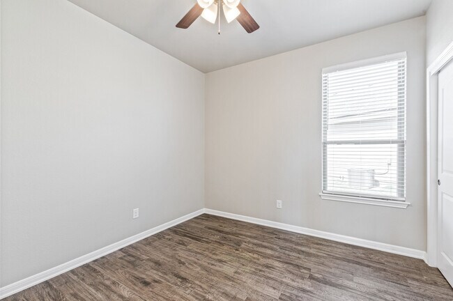 Building Photo - 1204 Grand Oak Trail