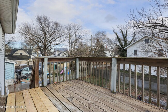 Building Photo - 22 Commodore Ave