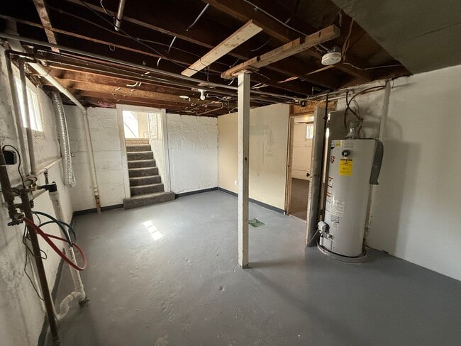 Building Photo - Three bedrooms, one bathroom, pet friendly, one car detached garage!