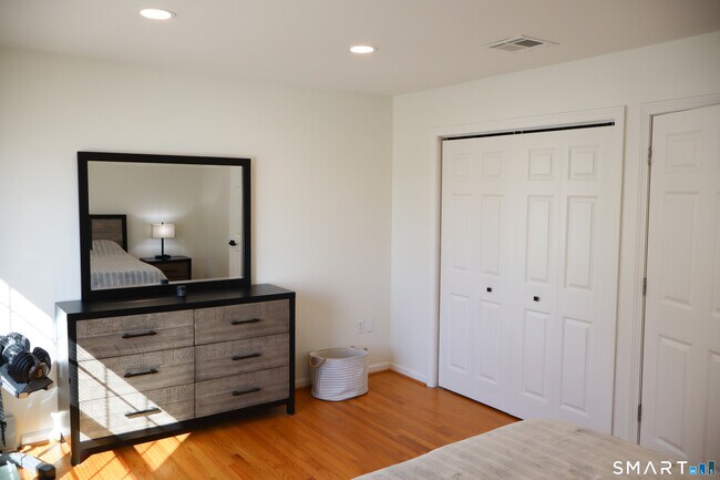 Building Photo - 25 W Silver St