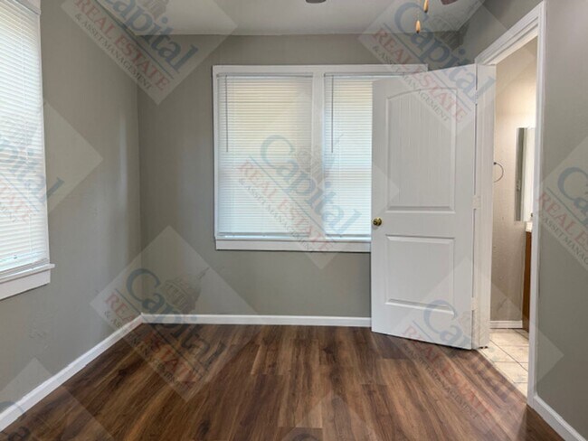 Building Photo - 4422 NE 16th Terrace