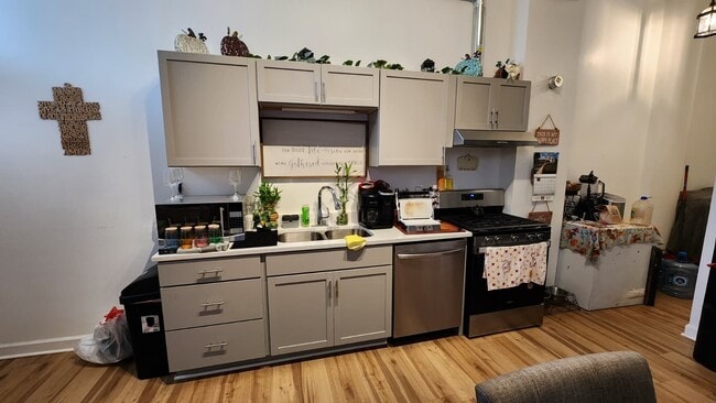 Primary Photo - 2009 N Tripp Ave