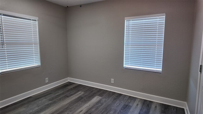 Building Photo - 917 Temple Dr