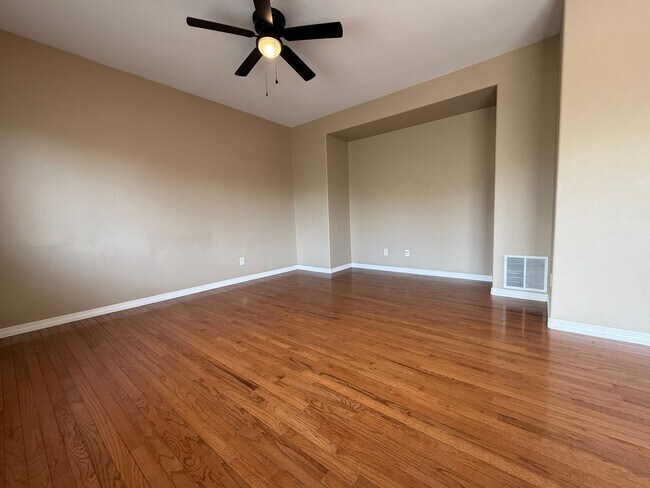 Building Photo - Beautiful 3 Bed / 3 Bath Home in Desirable D49!