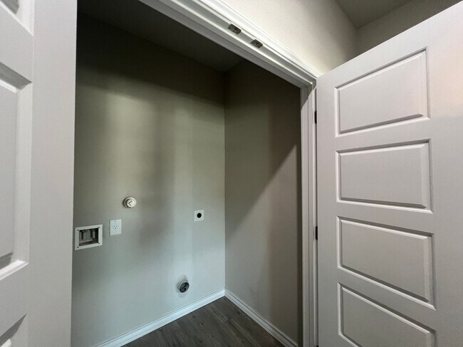Building Photo - Elegant Home in Seguin!