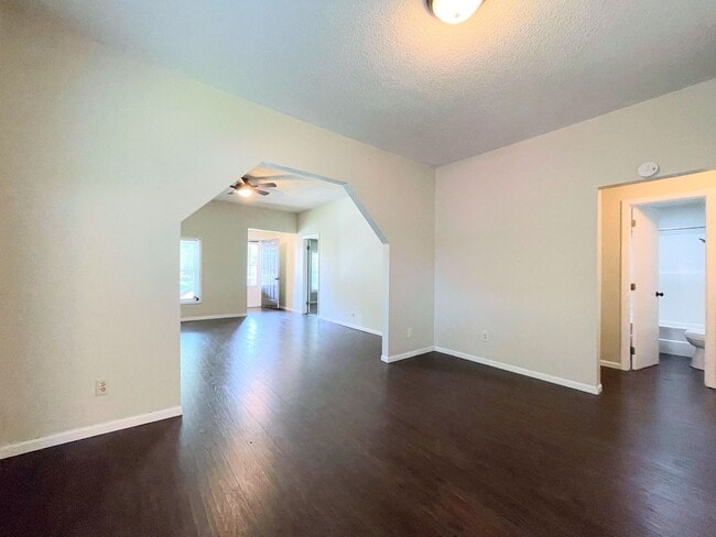 Building Photo - Spacious 3-Bedroom, 1.5 Bathroom Home