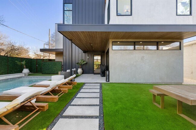 Building Photo - 1304 Comal St