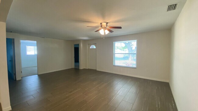 Building Photo - Nicely Remodeled & Updated 3 Bedroom 2 Bat...