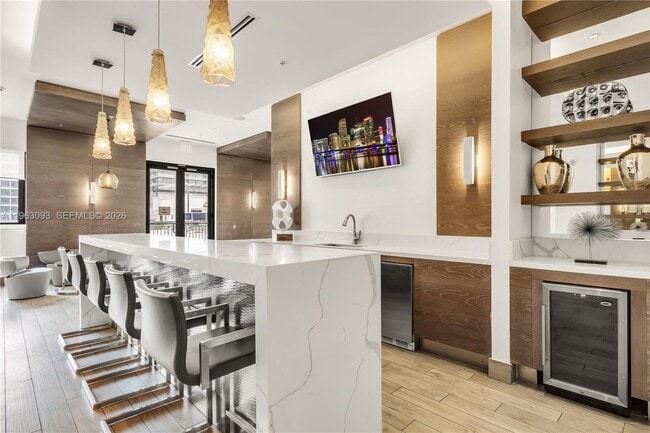 Building Photo - 999 SW 1st Ave