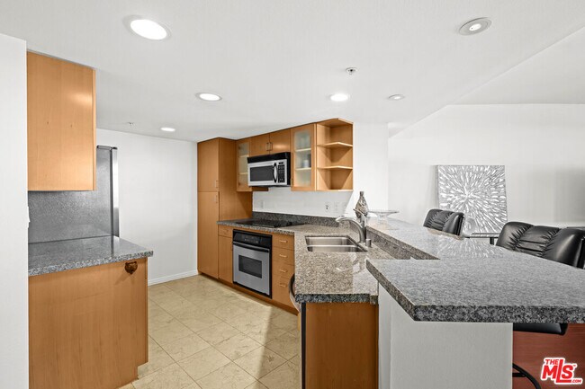 Building Photo - 13700 Marina Pointe Dr