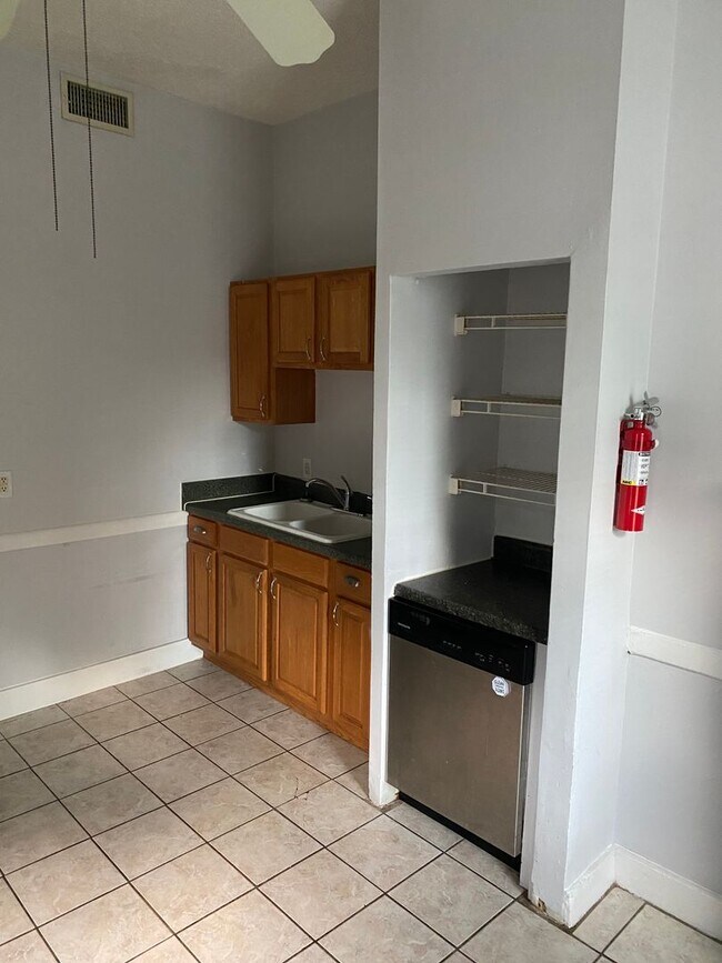 Building Photo - 2220 Parkwood Ave